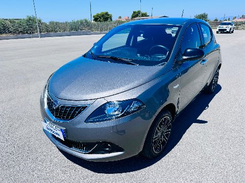 Lancia Ypsilon 1.0 FIREFLY 70 CV HYBRID GOLD Elettrica / Benzina