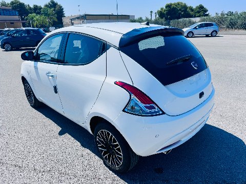 Lancia Ypsilon 1.0 FIREFLY 70 CV HYBRID PLATINO MY24 KM 0 Elettrica / Benzina