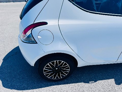 Lancia Ypsilon 1.0 FIREFLY 70 CV HYBRID PLATINO MY24 KM 0 Elettrica / Benzina