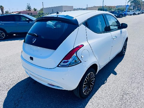 Lancia Ypsilon 1.0 FIREFLY 70 CV HYBRID PLATINO MY24 KM 0 Elettrica / Benzina