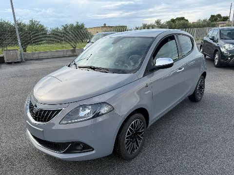 Lancia Ypsilon 1.0 FIREFLY 70 CV HYBRID ALBERTA FERRETTI MY24 KM0 Elettrica / Benzina