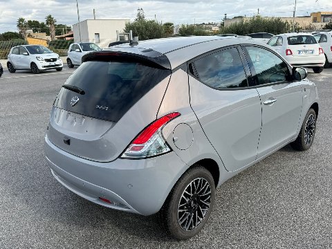 Lancia Ypsilon 1.0 FIREFLY 70 CV HYBRID ALBERTA FERRETTI MY24 KM0 Elettrica / Benzina