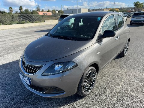 Lancia Ypsilon 1.0 FIREFLY 70 CV HYBRID GOLD Elettrica / Benzina