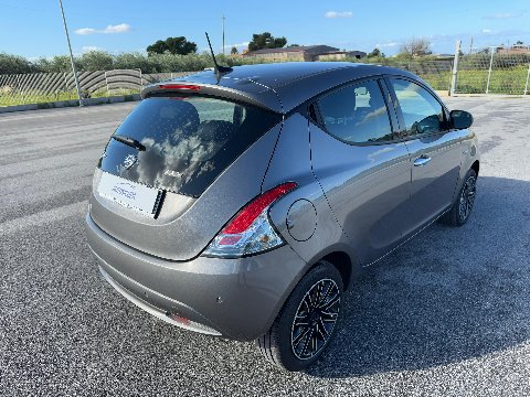 Lancia Ypsilon 1.0 FIREFLY 70 CV HYBRID GOLD Elettrica / Benzina