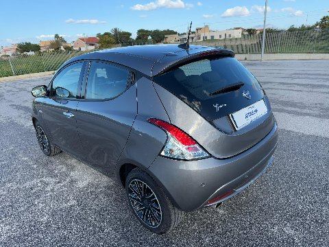 Lancia Ypsilon 1.0 FIREFLY 70 CV HYBRID GOLD Elettrica / Benzina
