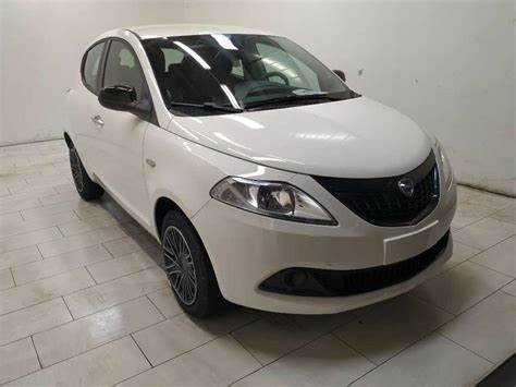 Lancia Ypsilon 1.0 FIREFLY 70 CV HYBRID SILVER PLUS KM0 Elettrica / Benzina