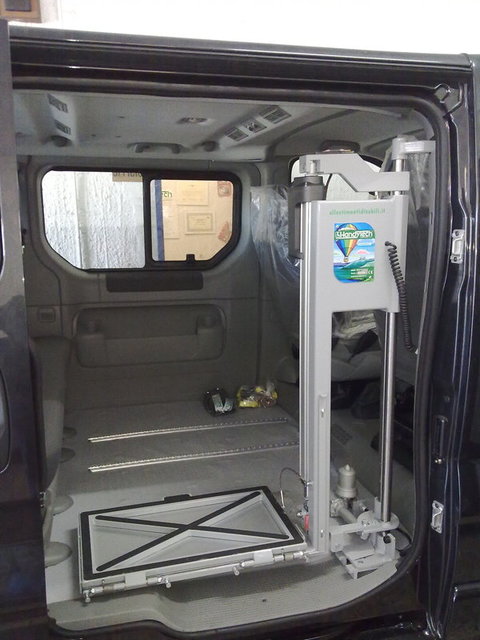 Allestimento pedana laterale HelpV