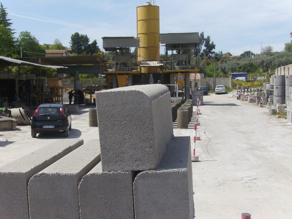Ciglioni, cordoli e canalette  in cemento Manufatti in Cemento Fortunato