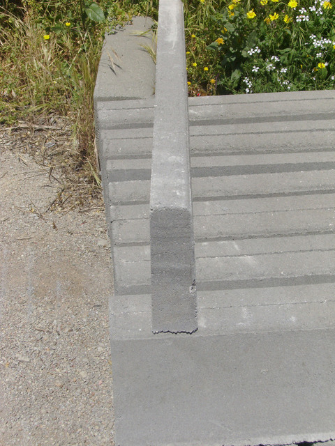 Ciglioni, cordoli e canalette  in cemento Manufatti in Cemento Fortunato