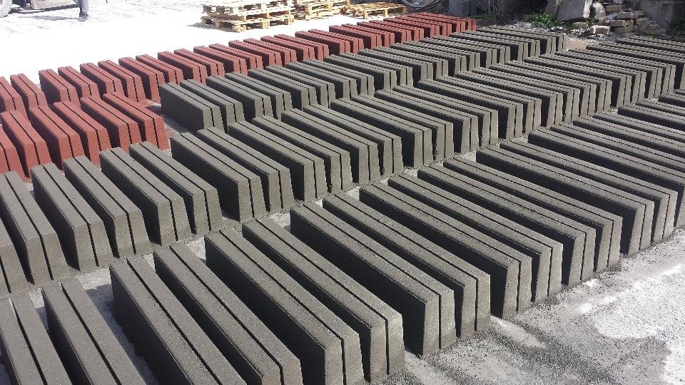 Ciglioni, cordoli e canalette  in cemento Manufatti in Cemento Fortunato