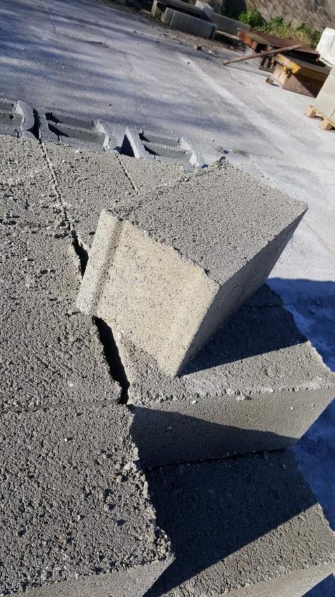 Blocchi in cemento" pieni" varie misure   Manufatti in Cemento Fortunato Varie misure