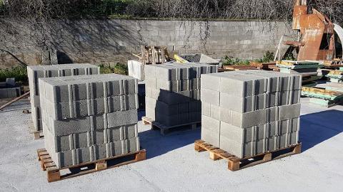 Blocchi in cemento" pieni" varie misure   Manufatti in Cemento Fortunato Varie misure