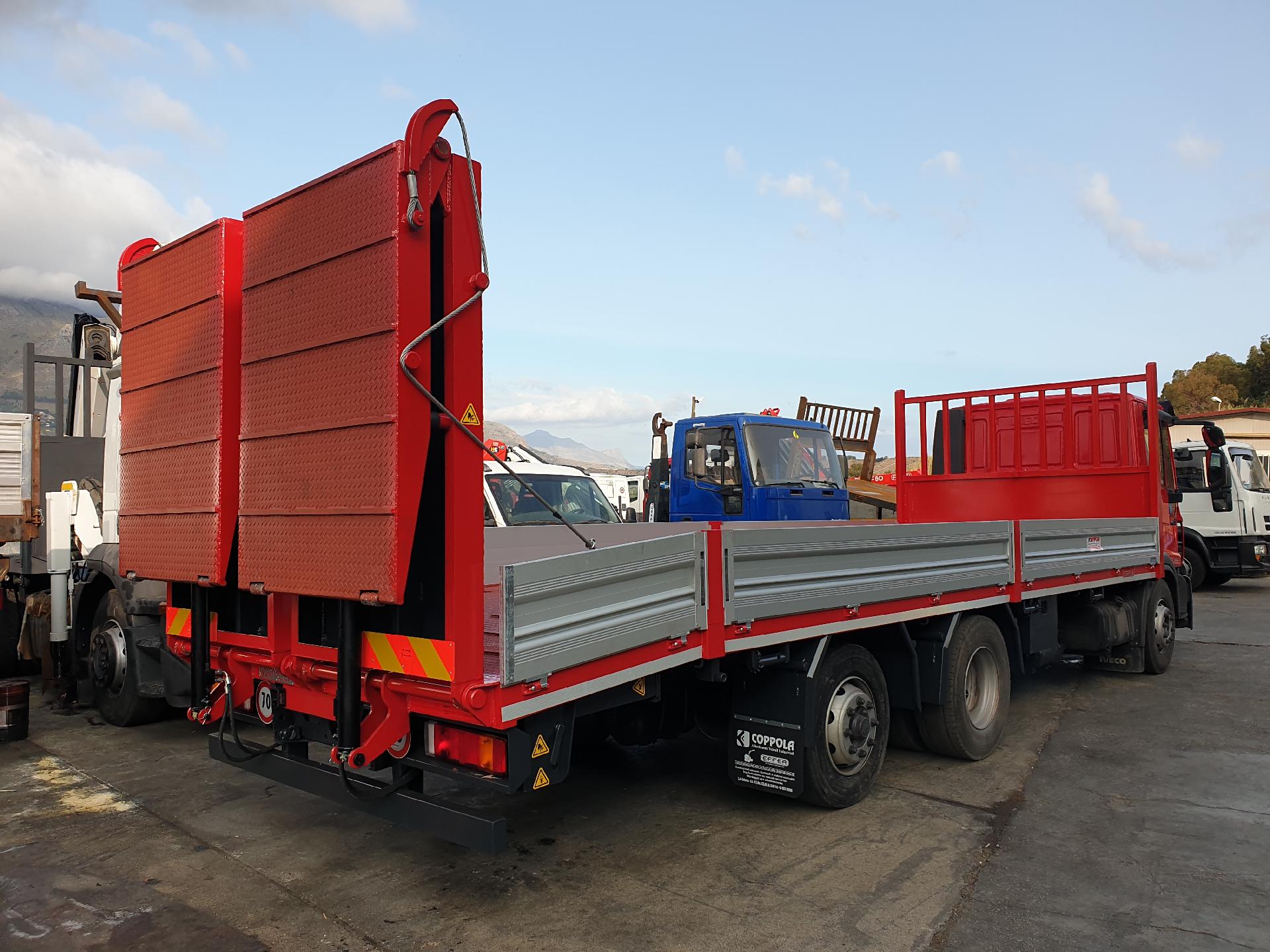 IVECO 150.28 PIANALE CON RAMPE DI CARICO IDRAULICHE PER TRASPORTO MACCHINE OPERATRICI - SICILIA