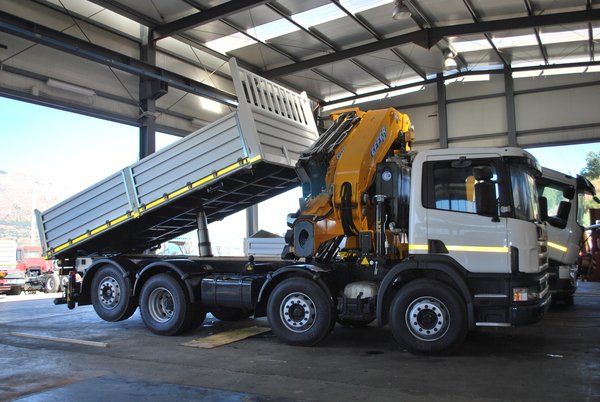 AUTOCARRO/CAMION SCANIA CON GRU EFFER MOD. 655/6S+ANTENNA 6S E CASSONE RIBALTABILE TRILATERALE