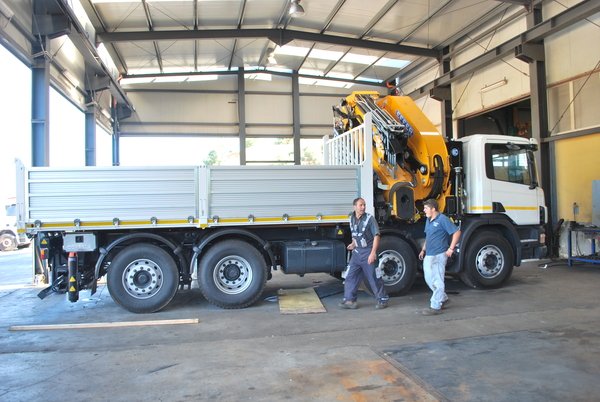 AUTOCARRO/CAMION SCANIA CON GRU EFFER MOD. 655/6S+ANTENNA 6S E CASSONE RIBALTABILE TRILATERALE