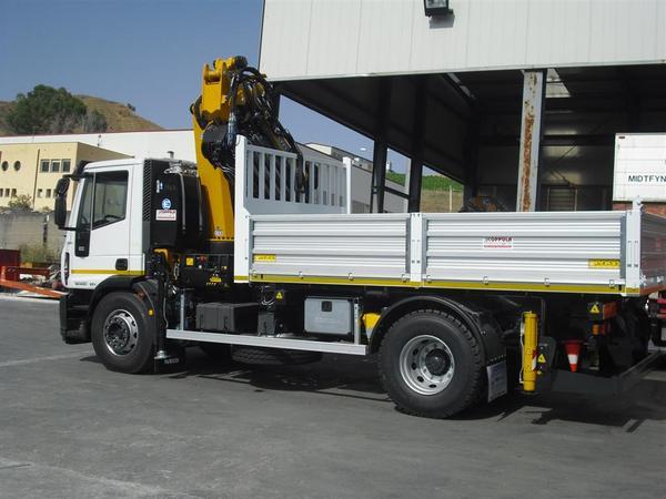AUTOCARRO IVECO 180 28K CON GRU EFFER 225/5S+JIB 3S E CASSONE RIBALTABILE TRILATERALE COPPOLA