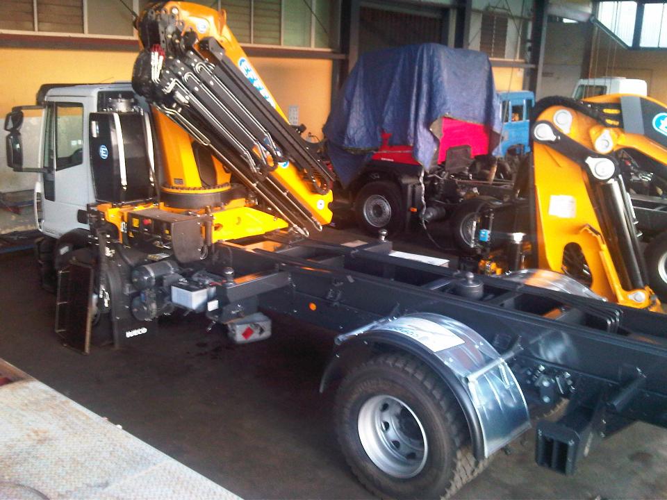 IVECO 180 COMPLETO DI GRU EFFER 225 E CASSONE RIBALTABILE TRILATERALE - SICILIA