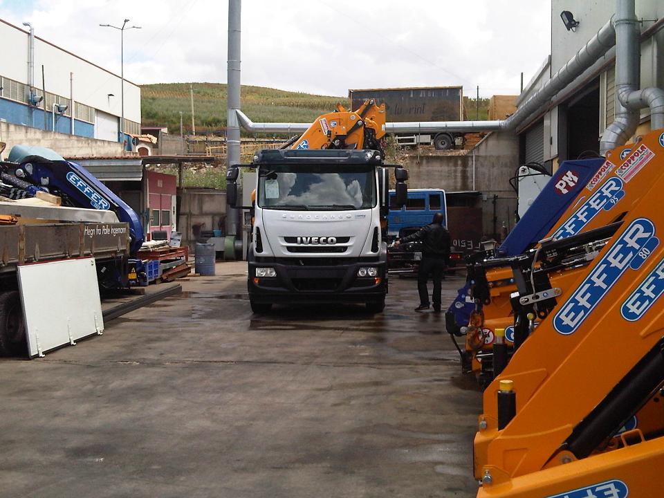 IVECO 180 COMPLETO DI GRU EFFER 225 E CASSONE RIBALTABILE TRILATERALE - SICILIA
