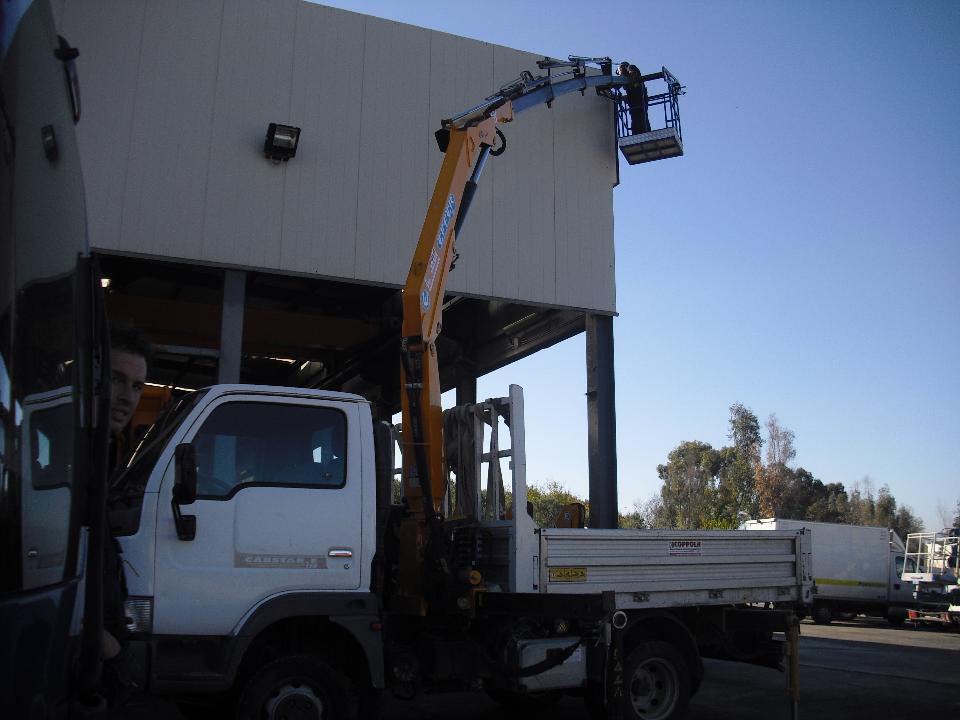 NISSAN CABSTAR CON GRU EFFER E CESTELLO PORTA PERSONE - SICILIA