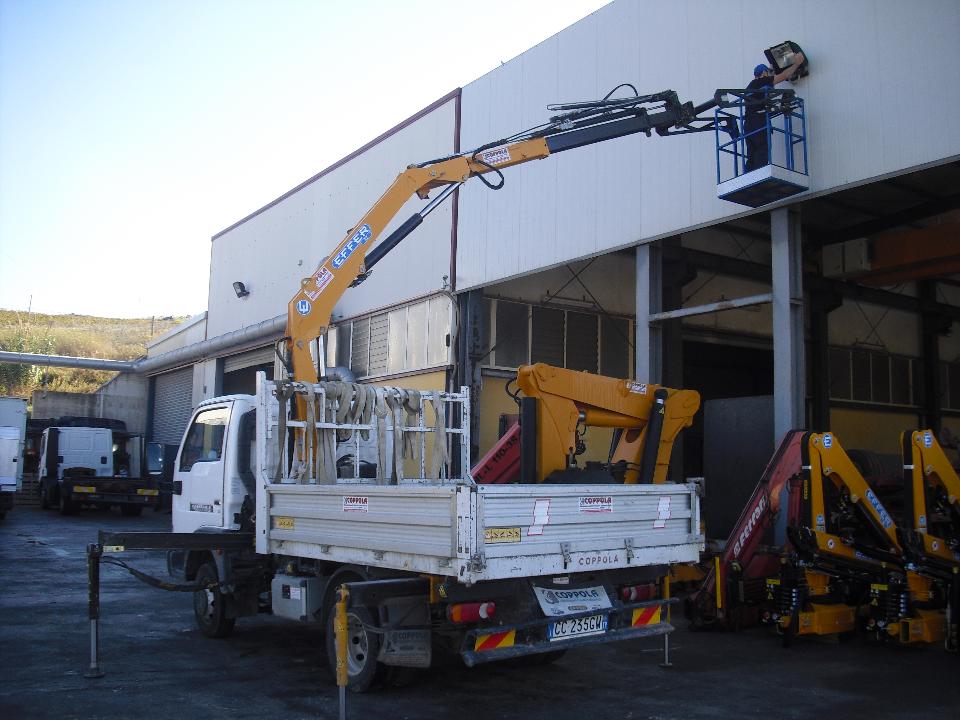 NISSAN CABSTAR CON GRU EFFER E CESTELLO PORTA PERSONE - SICILIA