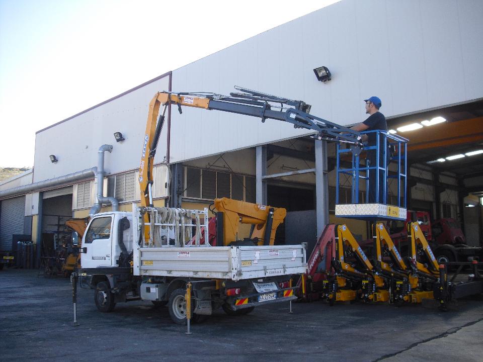 NISSAN CABSTAR CON GRU EFFER E CESTELLO PORTA PERSONE - SICILIA