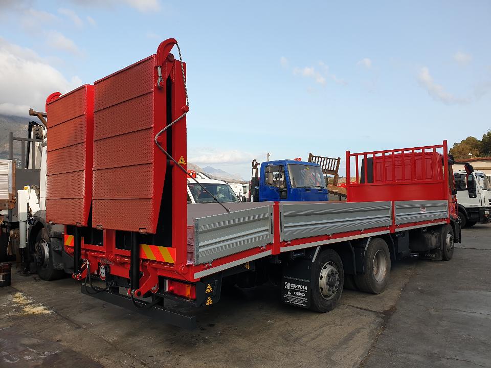 IVECO 150.28 PIANALE CON RAMPE DI CARICO IDRAULICHE PER TRASPORTO MACCHINE OPERATRICI - SICILIA