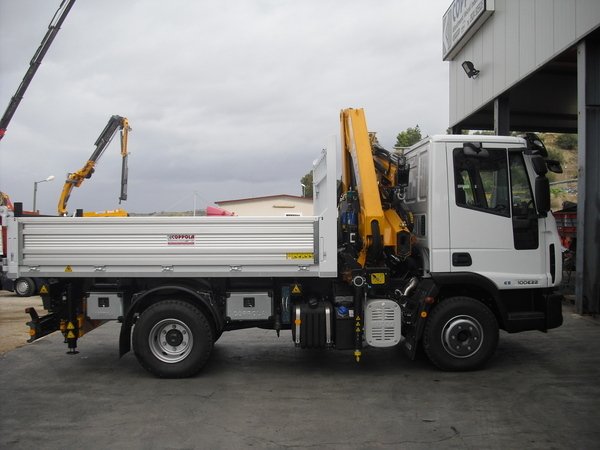 AUTOCARRO/CAMION IVECO 100 CON GRU EFFER 100/3S+ANTENNA2S E CASSONE RIBALTABILE TRILATERALE