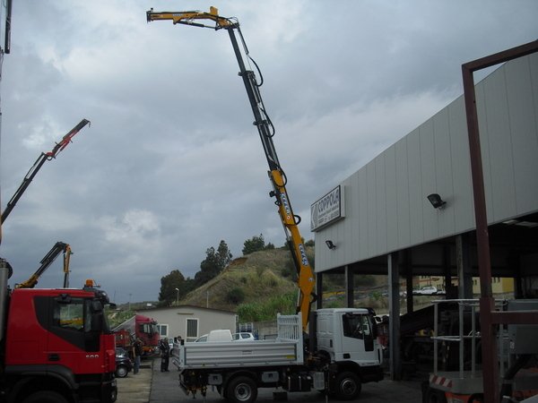 AUTOCARRO/CAMION IVECO 100 CON GRU EFFER 100/3S+ANTENNA2S E CASSONE RIBALTABILE TRILATERALE