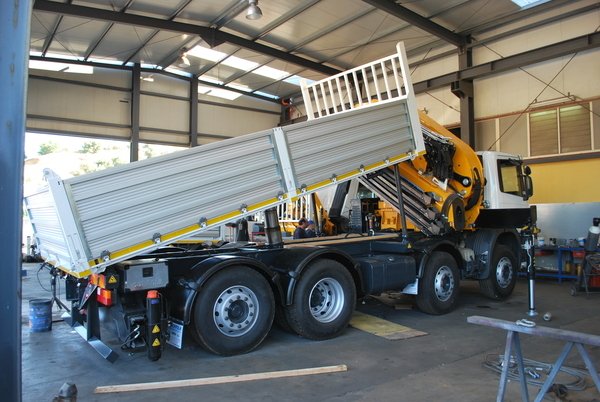 AUTOCARRO/CAMION SCANIA CON GRU EFFER MOD. 655/6S+ANTENNA 6S E CASSONE RIBALTABILE TRILATERALE