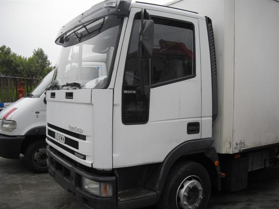 AUTOCARRO/CAMION IVECO 100E18 TECTOR ANNO 2002 FURGONATO CON SPONDA MONTACARICHI  POSTERIORE