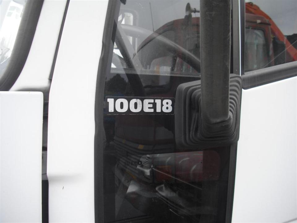 AUTOCARRO/CAMION IVECO 100E18 TECTOR ANNO 2002 FURGONATO CON SPONDA MONTACARICHI  POSTERIORE IVECO 100E18 TECTOR