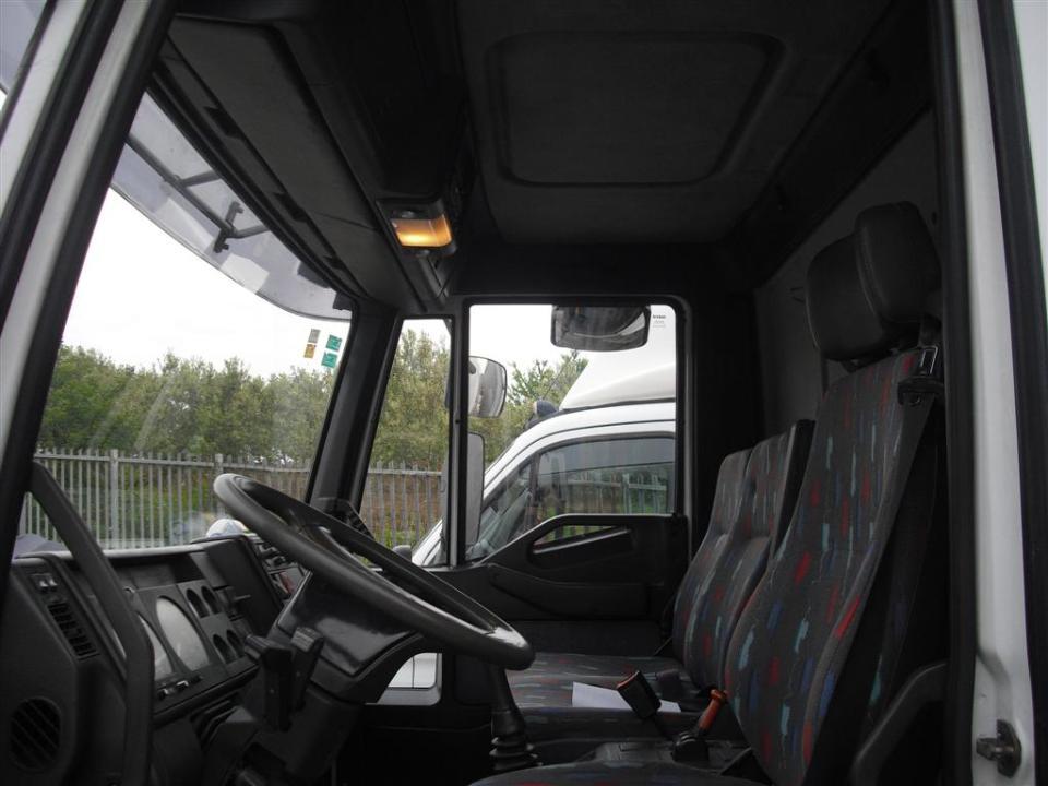 AUTOCARRO/CAMION IVECO 100E18 TECTOR ANNO 2002 FURGONATO CON SPONDA MONTACARICHI  POSTERIORE IVECO 100E18 TECTOR