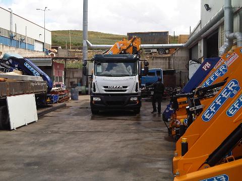 IVECO 180 COMPLETO DI GRU EFFER 225 E CASSONE RIBALTABILE TRILATERALE - SICILIA