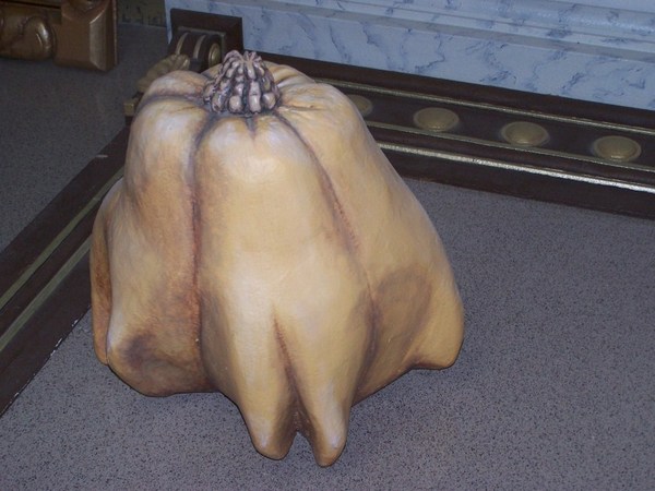 Sculture in polistirolo a Catania, Sicilia, Italia: Delfini, Sacco cemento, Vaso, Gomma, Matita, Zucca - scolpiti e decorati