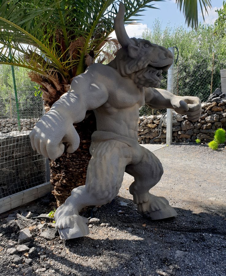 Sculture in polistirolo a Catania, Sicilia, Italia: Minotauro Vulcano