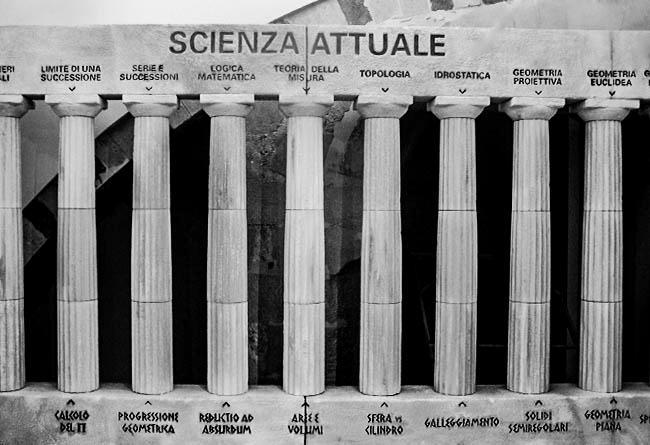 Arredi scenografici in polistirolo a Catania, Sicilia, Italia: Tempio Archimede