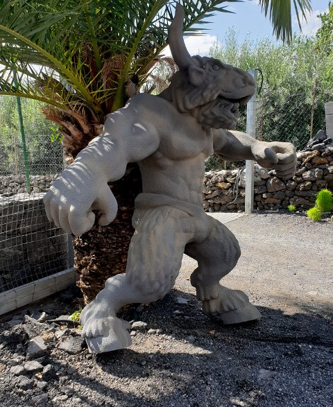 Sculture in polistirolo a Catania, Sicilia, Italia: Minotauro Vulcano