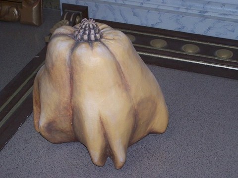 Sculture in polistirolo a Catania, Sicilia, Italia: Delfini, Sacco cemento, Vaso, Gomma, Matita, Zucca - scolpiti e decorati