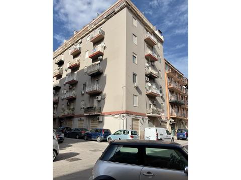 Appartamento in Vendita a Palermo Fiera - Montepellegrino - Cantieri