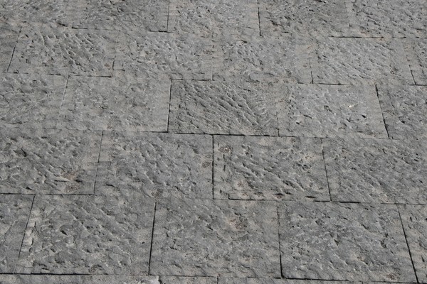 Basole segate e attestate in pietra lavica