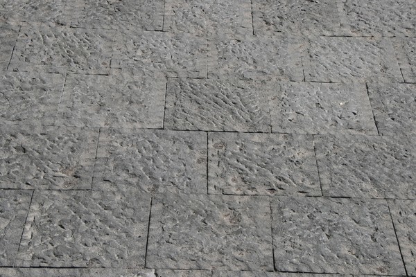 Basole segate e attestate in pietra lavica