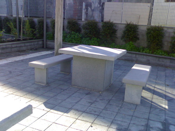 Arredo Urbano in pietra lavica, tavoli e panche in pietra lavica