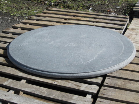 Tavoli rotondi in pietra lavica dell'Etna