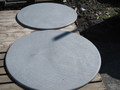Tavoli rotondi in pietra lavica dell'Etna