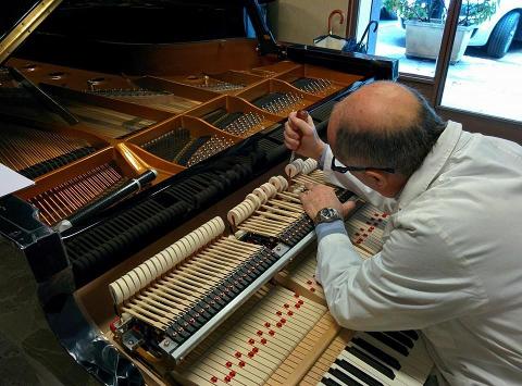 LA PREPARAZIONE DI UN PIANOFORTE