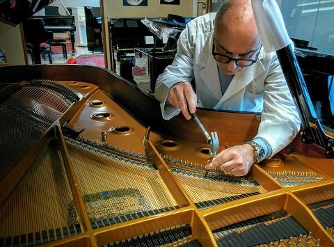 LA PREPARAZIONE DI UN PIANOFORTE