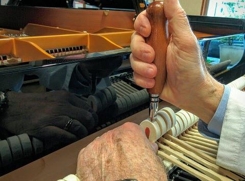 LA PREPARAZIONE DI UN PIANOFORTE