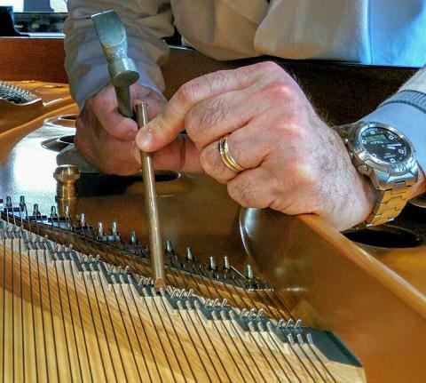 LA PREPARAZIONE DI UN PIANOFORTE