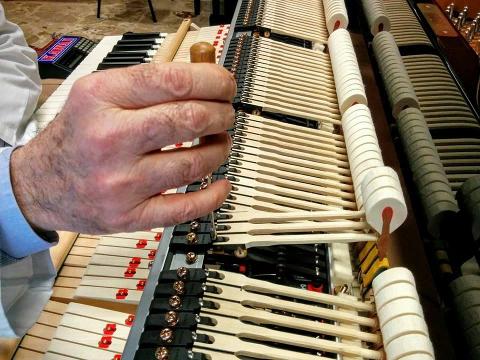 LA PREPARAZIONE DI UN PIANOFORTE
