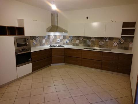 Cucina Noce Canaletto Chiaramonte Ragusa Sicilia Mobilificio casmene Noce Canaletto e Bianco lucido